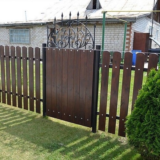 Ограждения из штакетника