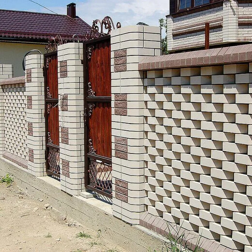 Как осуществляется строительство кирпичных заборов?