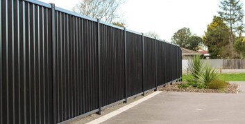 Преимущества забора из профнастила