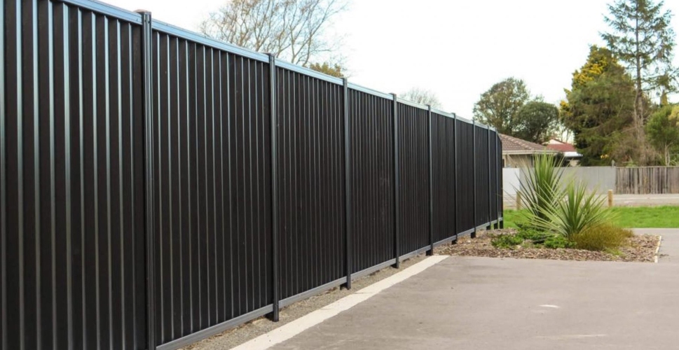 Преимущества забора из профнастила