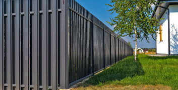 Солнце и воздух на участке с забором из Штакетника