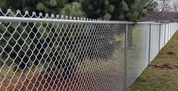 Забор из сетки-рабицы: плюсы и минусы