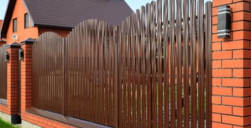 Почему евроштакетник смог заменить дерево? Чем он так хорош