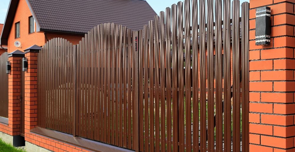 Почему евроштакетник смог заменить дерево? Чем он так хорош