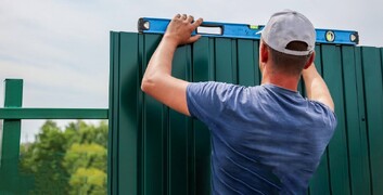 Заказать или построить самому забор?