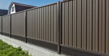 Специфика и преимущества забора из профнастила