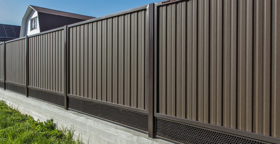 Специфика и преимущества забора из профнастила