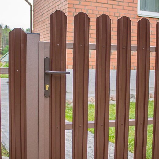 Преимущества заборов из металлического штакетника